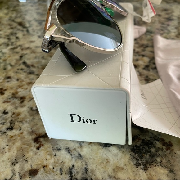 DIOR aviator barely worn silver color - Picture 3 of 5